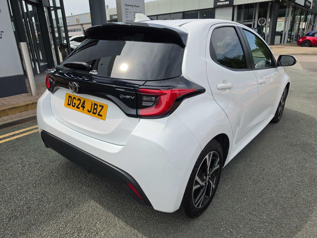 Toyota Yaris 1.5 Hybrid Design Cvt DG24JBZ White #3