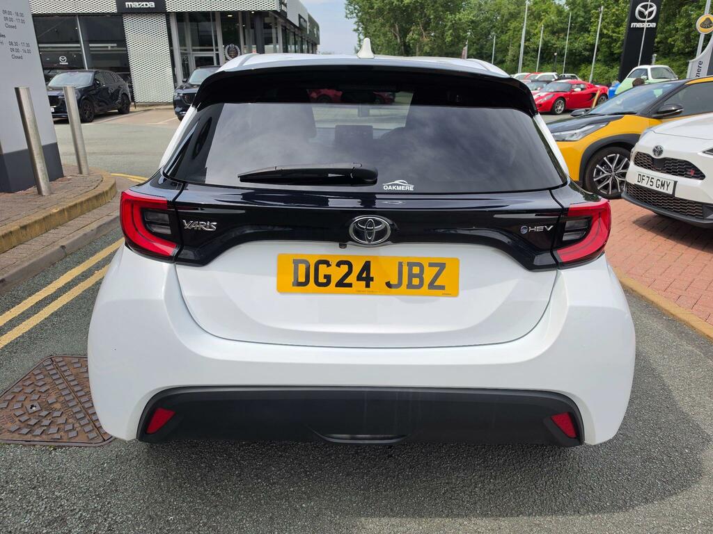 Toyota Yaris 1.5 Hybrid Design Cvt DG24JBZ White #4