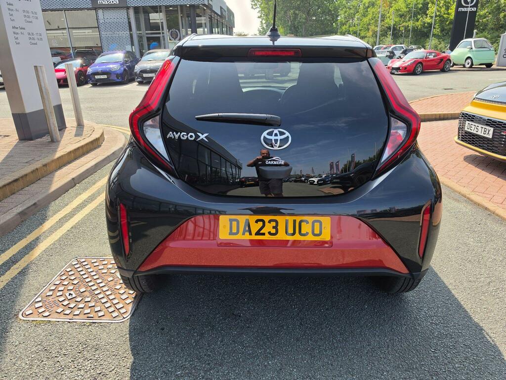 Toyota Aygo X 1.0 Vvt-i Edge Red #4