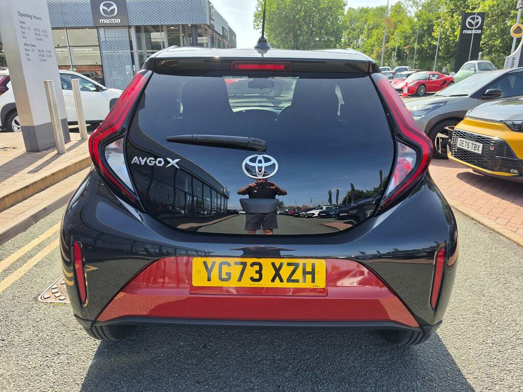 Toyota Aygo X 1.0 Vvt-i Edge Red #4