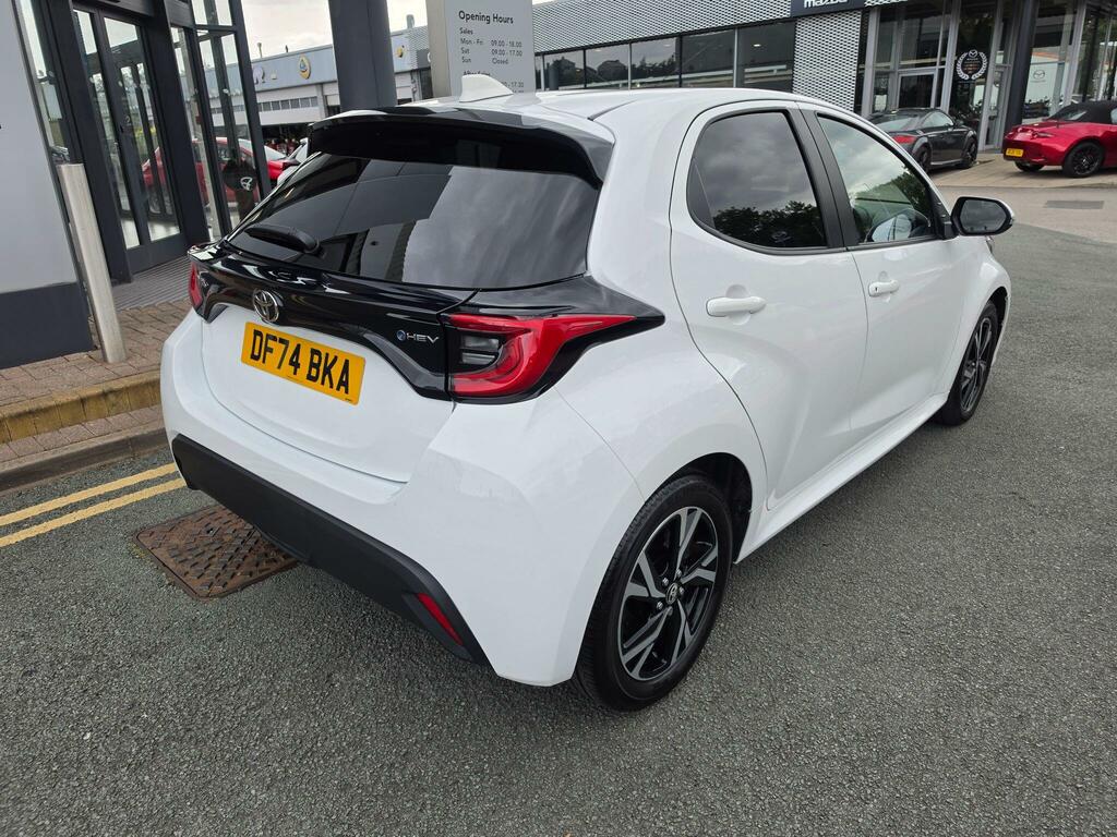 Toyota Yaris 1.5 Hybrid Design Cvt DF74BKA White #3