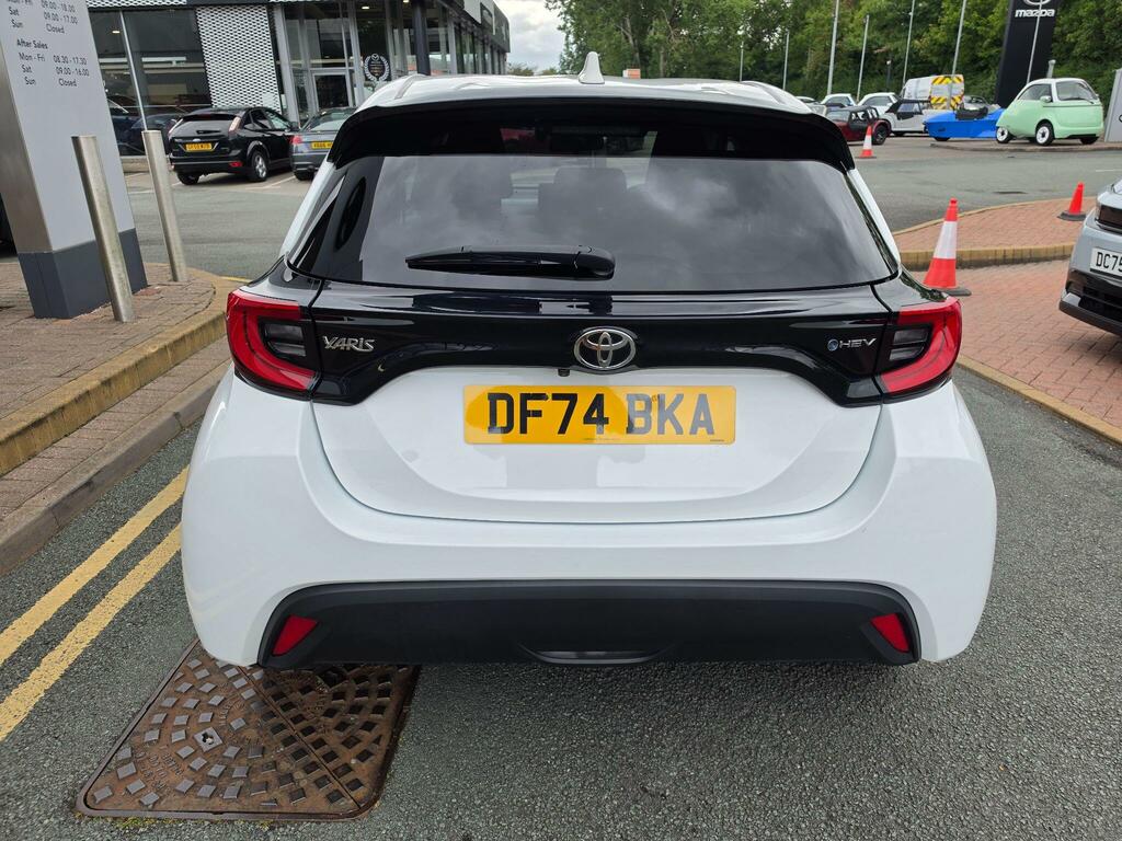 Toyota Yaris 1.5 Hybrid Design Cvt DF74BKA White #4