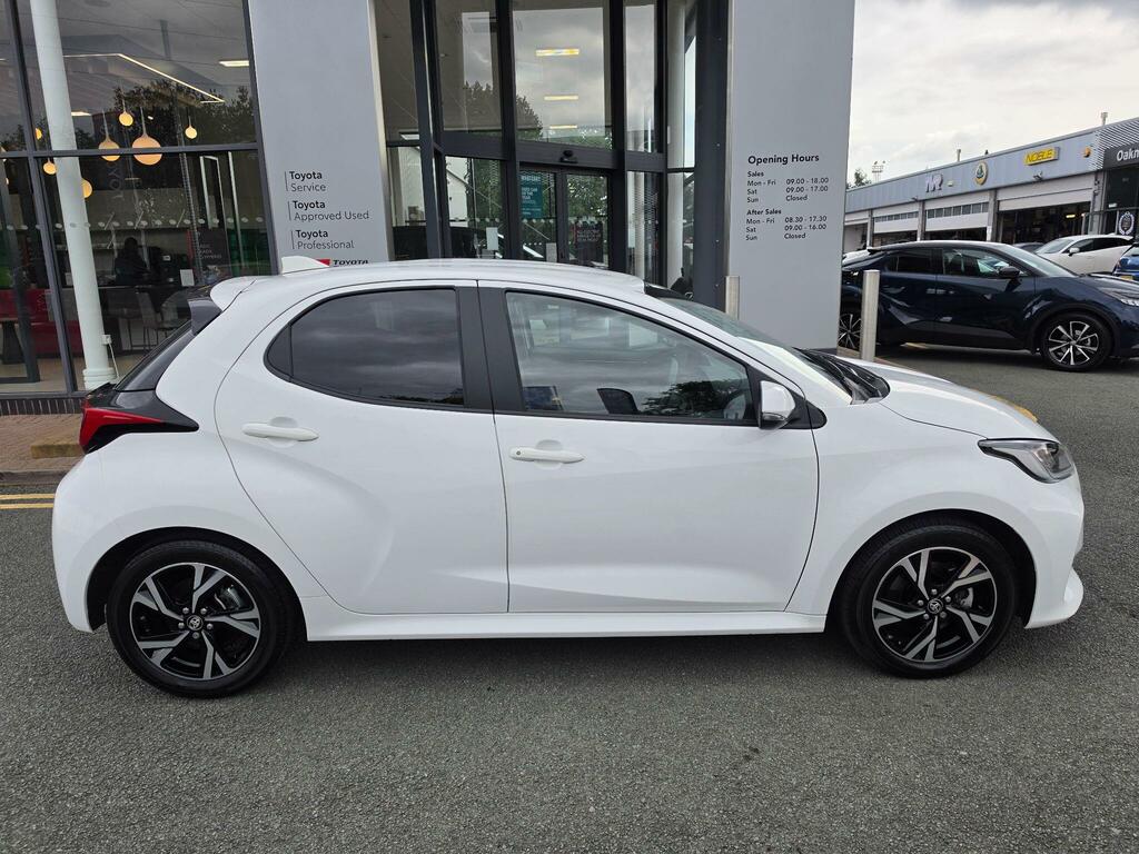 Toyota Yaris 1.5 Hybrid Design Cvt DF74BKA White #2