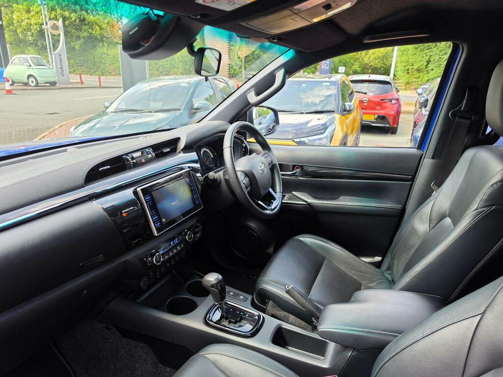 Toyota HILUX D-4d Active White #13