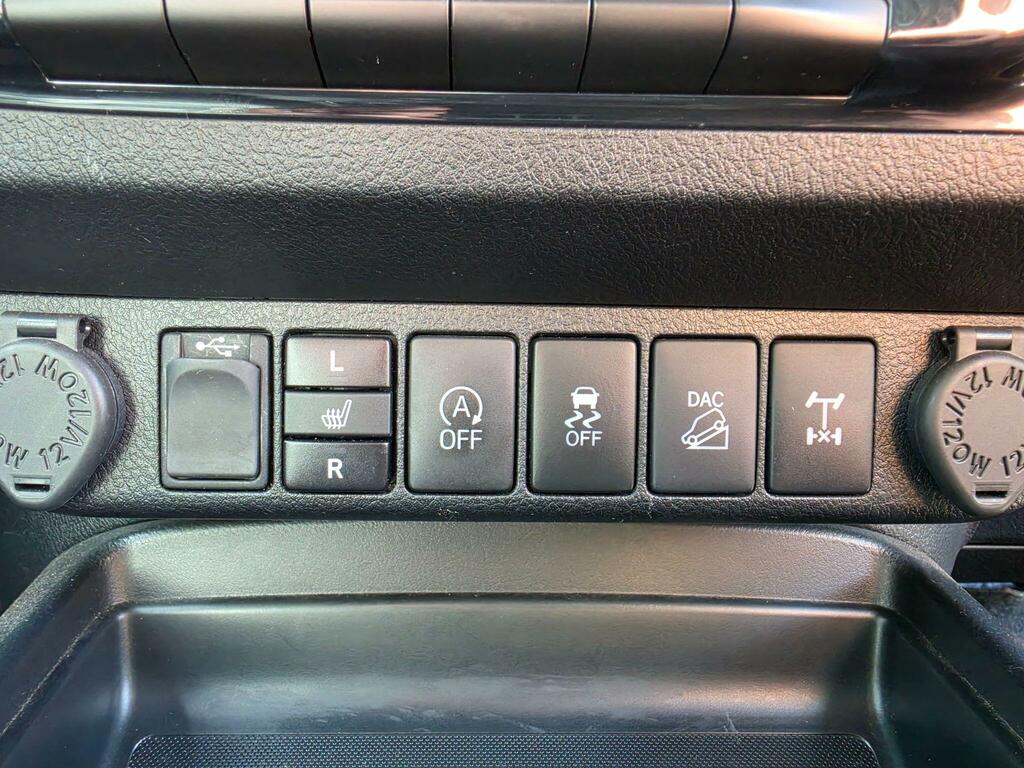 Toyota HILUX D-4d Active White #29
