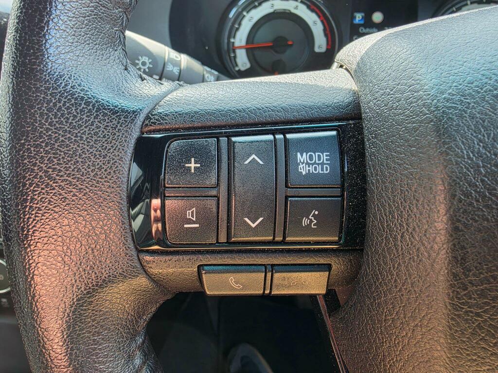 Toyota HILUX D-4d Active White #21