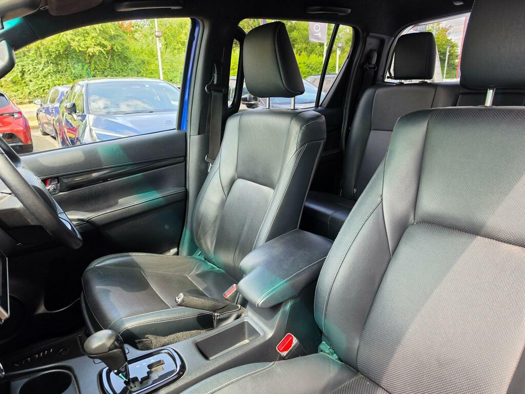 Toyota HILUX D-4d Active White #14