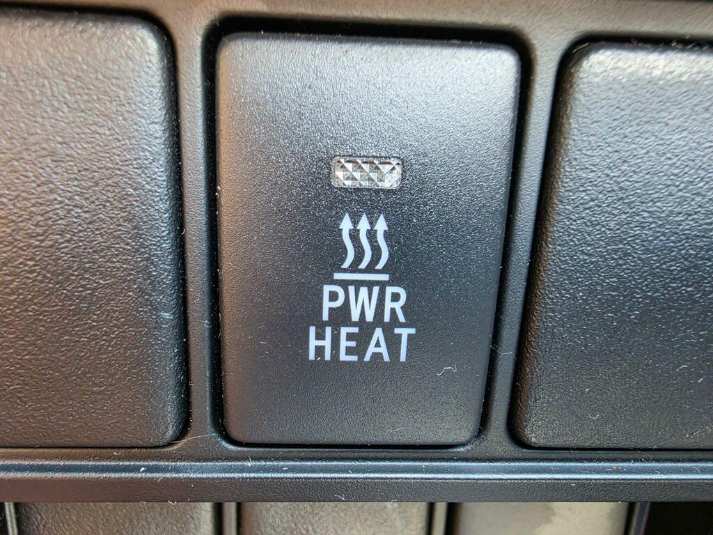 Toyota HILUX D-4d Active White #28