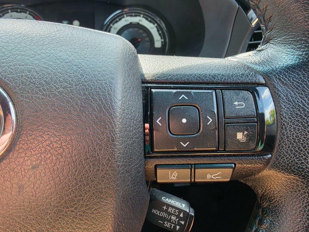 Toyota HILUX D-4d Active White #22