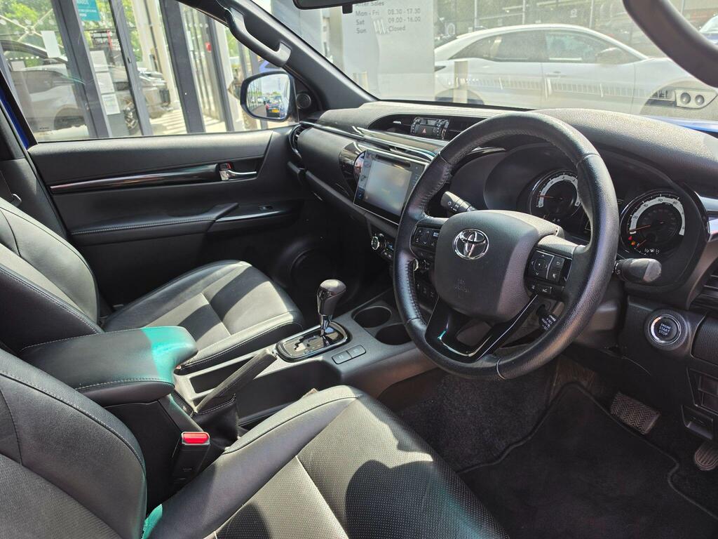 Toyota HILUX D-4d Active White #18