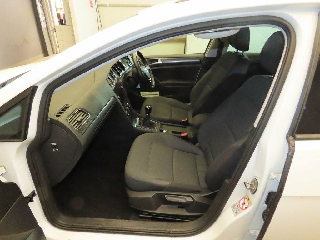 Volkswagen Golf 1L Match White #6