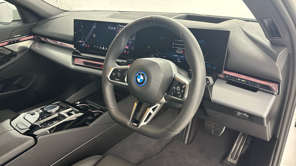 BMW 5 Series Estate White #6