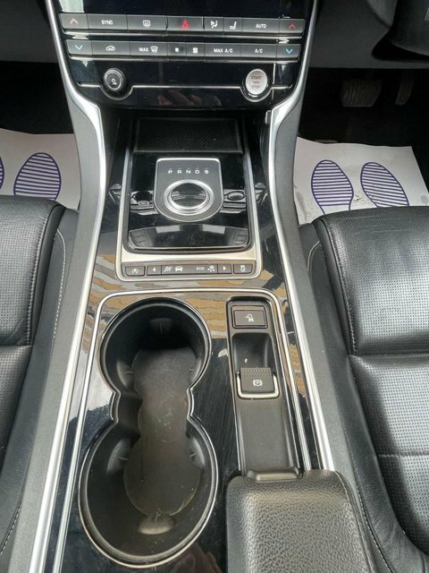 Jaguar XE R-sport Black #17