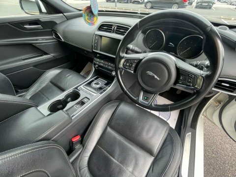 Jaguar XE R-sport Black #18