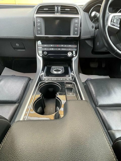 Jaguar XE R-sport Black #10