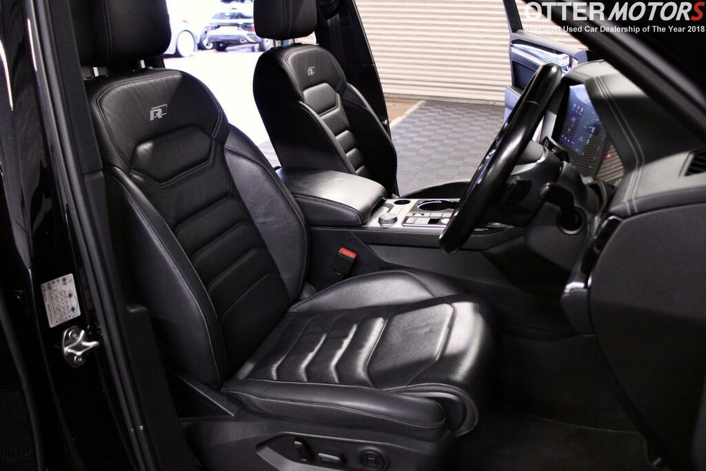 Volkswagen Touareg White #29