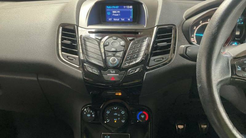 Ford Fiesta Hatchback 1.3 Zetec 201616 White #13
