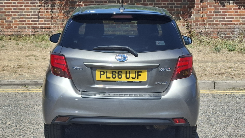 Toyota Yaris 1.5 Hybrid Design Tss Cvt PL66UJF Brown #6