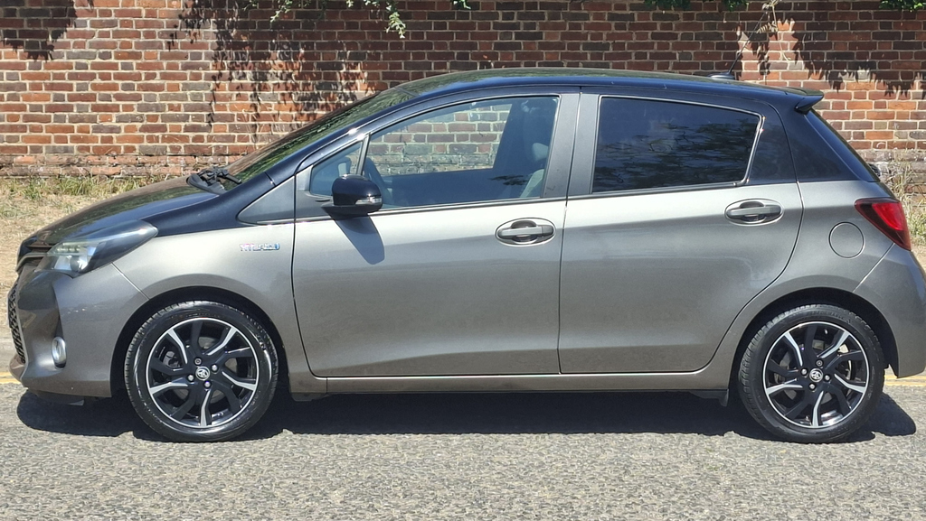 Toyota Yaris 1.5 Hybrid Design Tss Cvt PL66UJF Brown #3