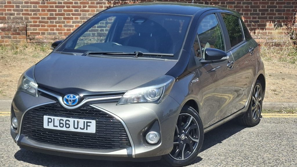 Toyota Yaris 1.5 Hybrid Design Tss Cvt PL66UJF Brown #2