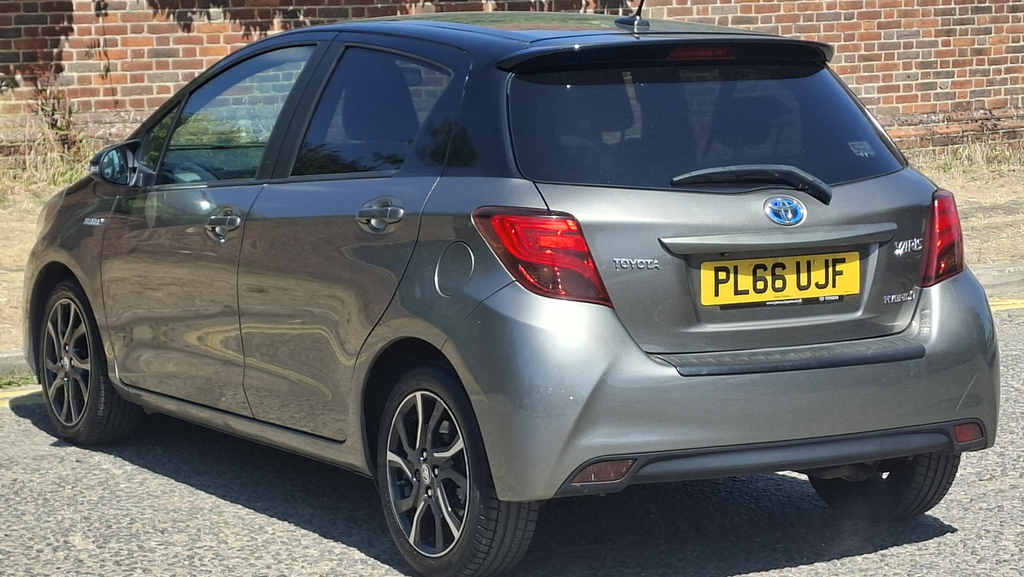 Toyota Yaris 1.5 Hybrid Design Tss Cvt PL66UJF Brown #5