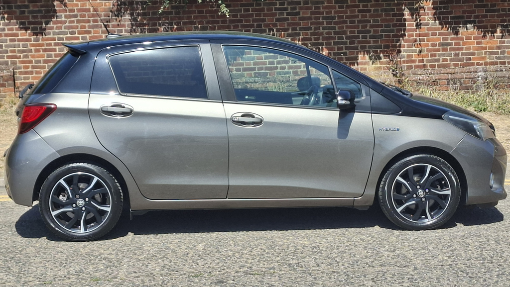 Toyota Yaris 1.5 Hybrid Design Tss Cvt PL66UJF Brown #4