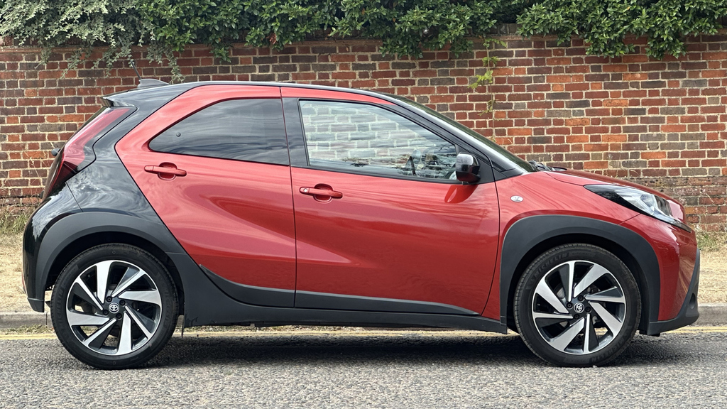Toyota Aygo X 1.0 Vvt-i Edge Red #2