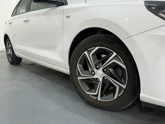 Hyundai I30 1.0 T-gdi Mhev Se Connect Hatchback Hyb White #4