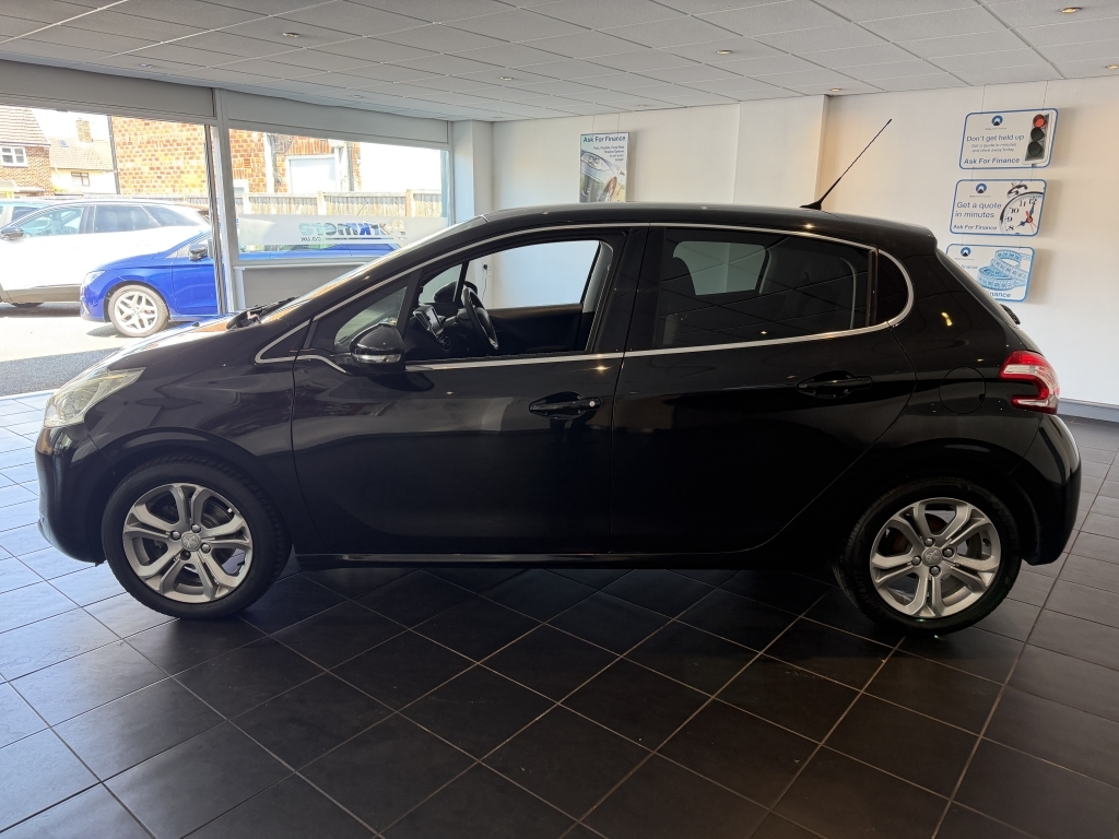 Peugeot 208 1.2 Allure Black #4