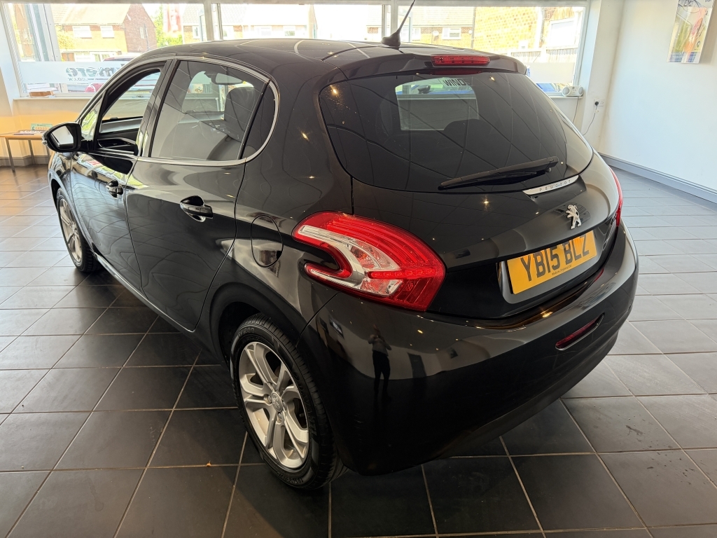 Peugeot 208 1.2 Allure Black #5
