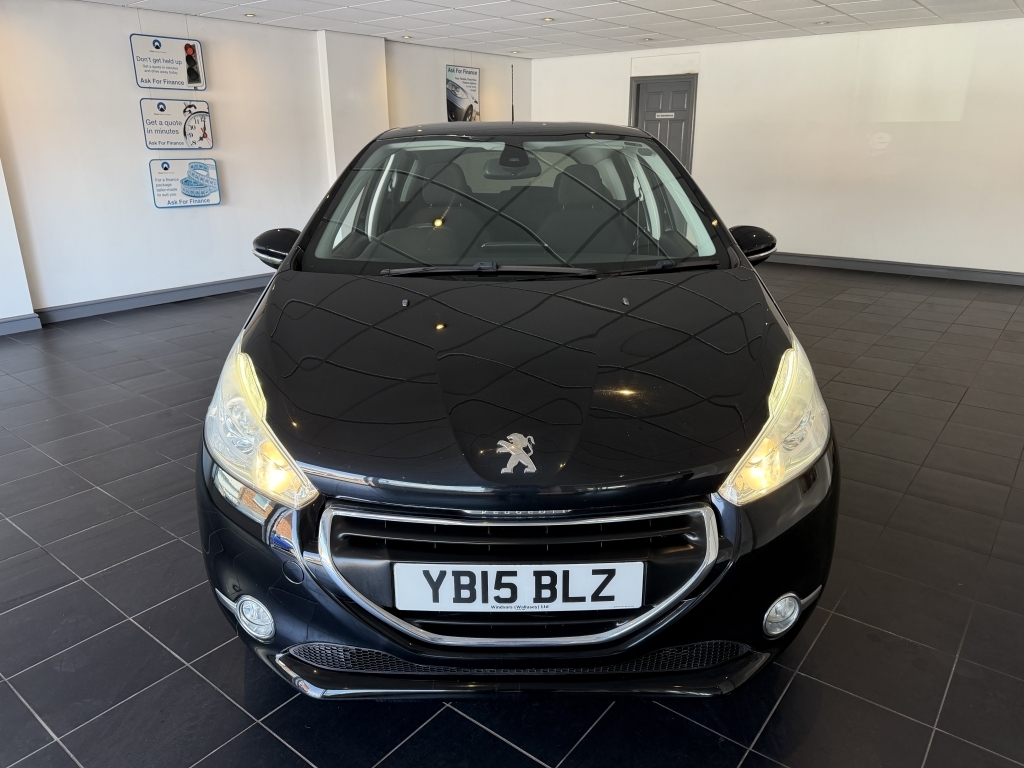 Peugeot 208 1.2 Allure Black #2