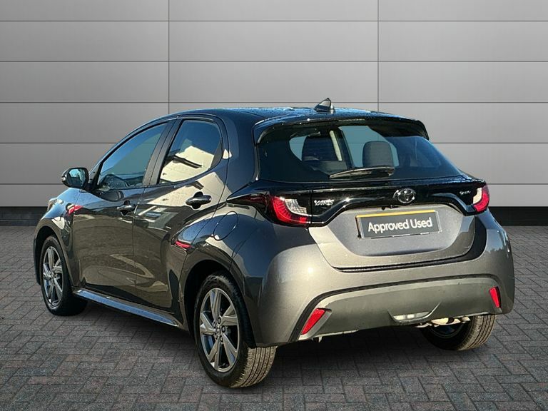 Toyota Yaris 1.5 Hybrid Design Cvt White #18