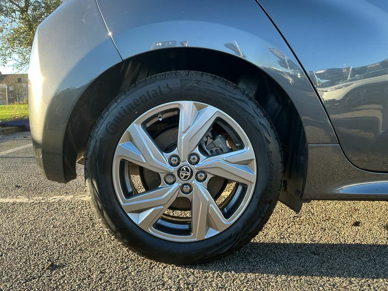 Toyota Yaris 1.5 Hybrid Design Cvt White #16