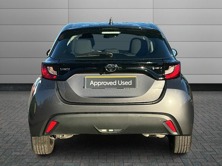 Toyota Yaris 1.5 Hybrid Design Cvt White #4