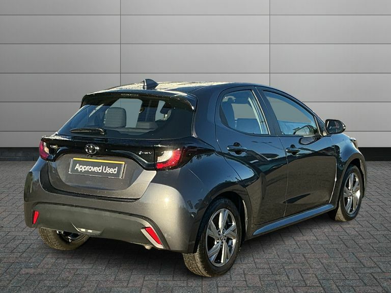 Toyota Yaris 1.5 Hybrid Design Cvt White #2