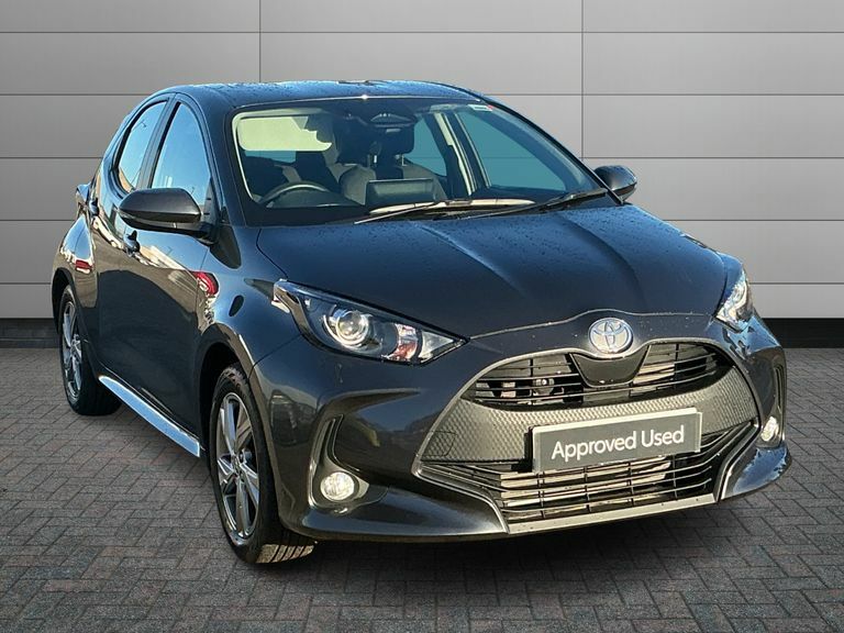 Toyota Yaris 1.5 Hybrid Design Cvt White #1
