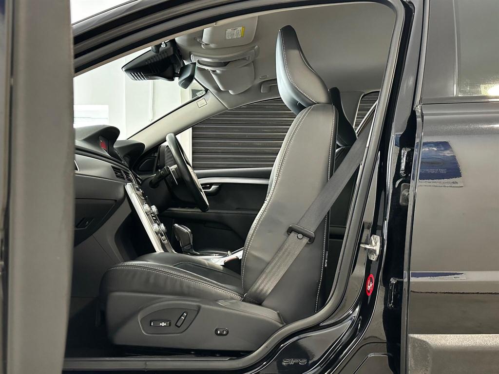 Volvo XC70 2.4 D5 Se Lux Awd 220 Bhp Black #17