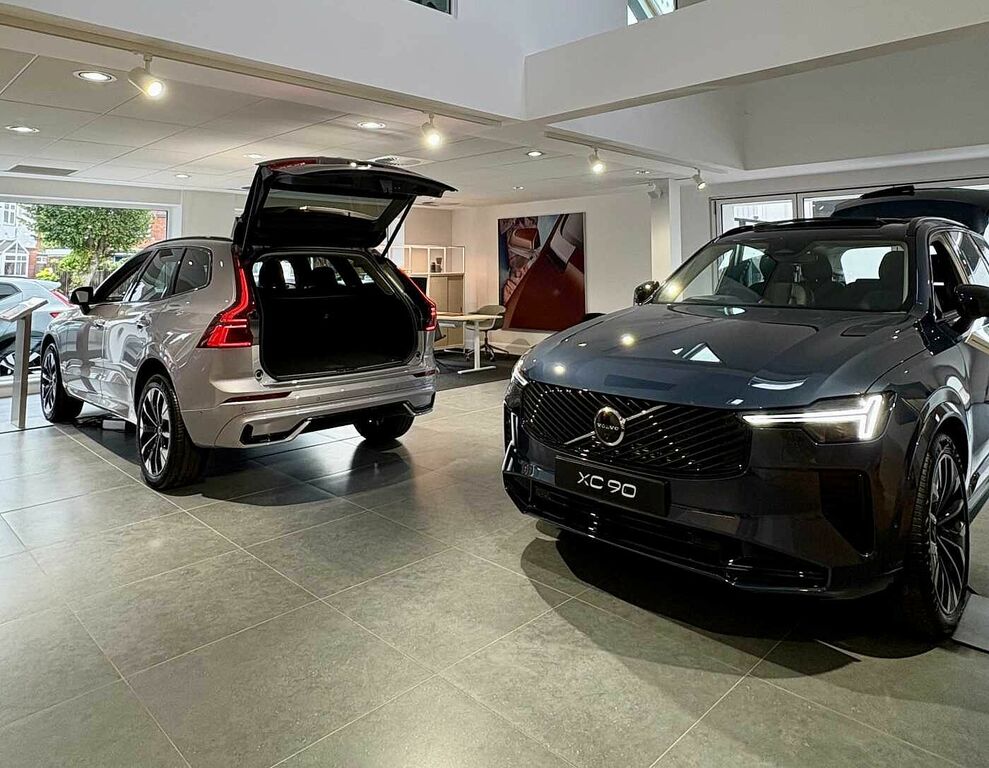 Volvo XC40 Plus, B4 Mild Hybrid, Dark Black