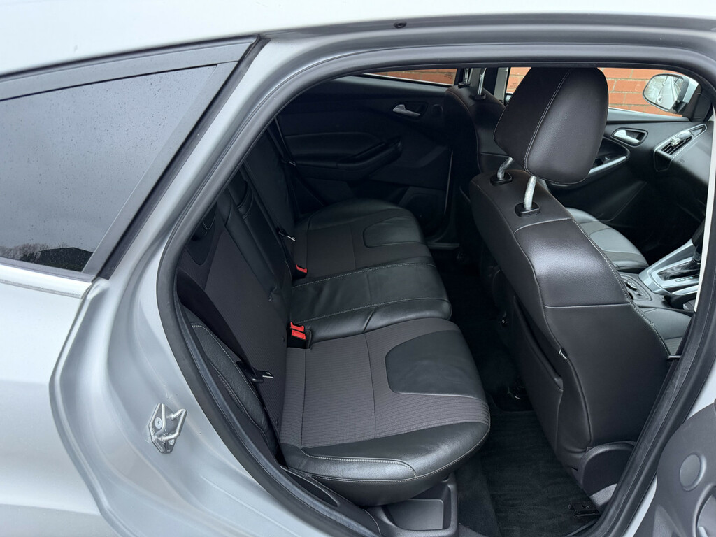 Ford Focus Hatchback Zetec 2011 Black #7