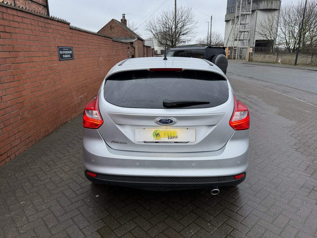 Ford Focus Hatchback Zetec 2011 Black #5