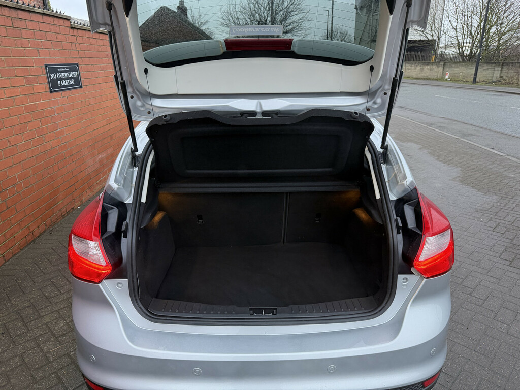 Ford Focus Hatchback Zetec 2011 Black #10