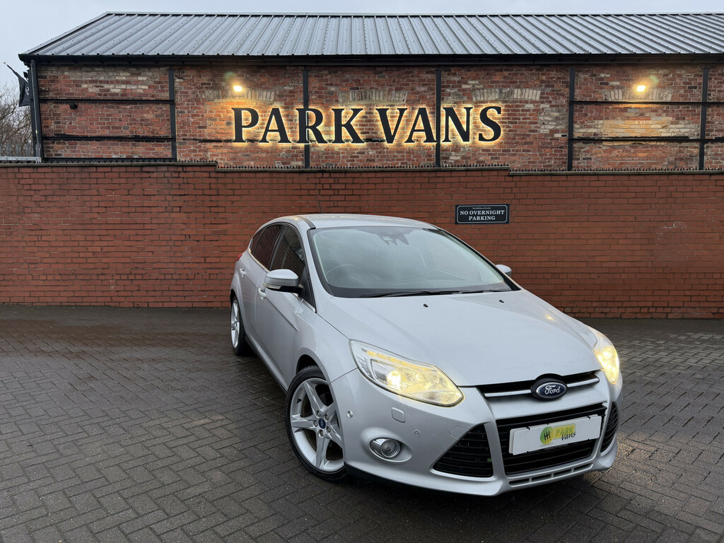 Ford Focus Hatchback Zetec 2011 Black #1