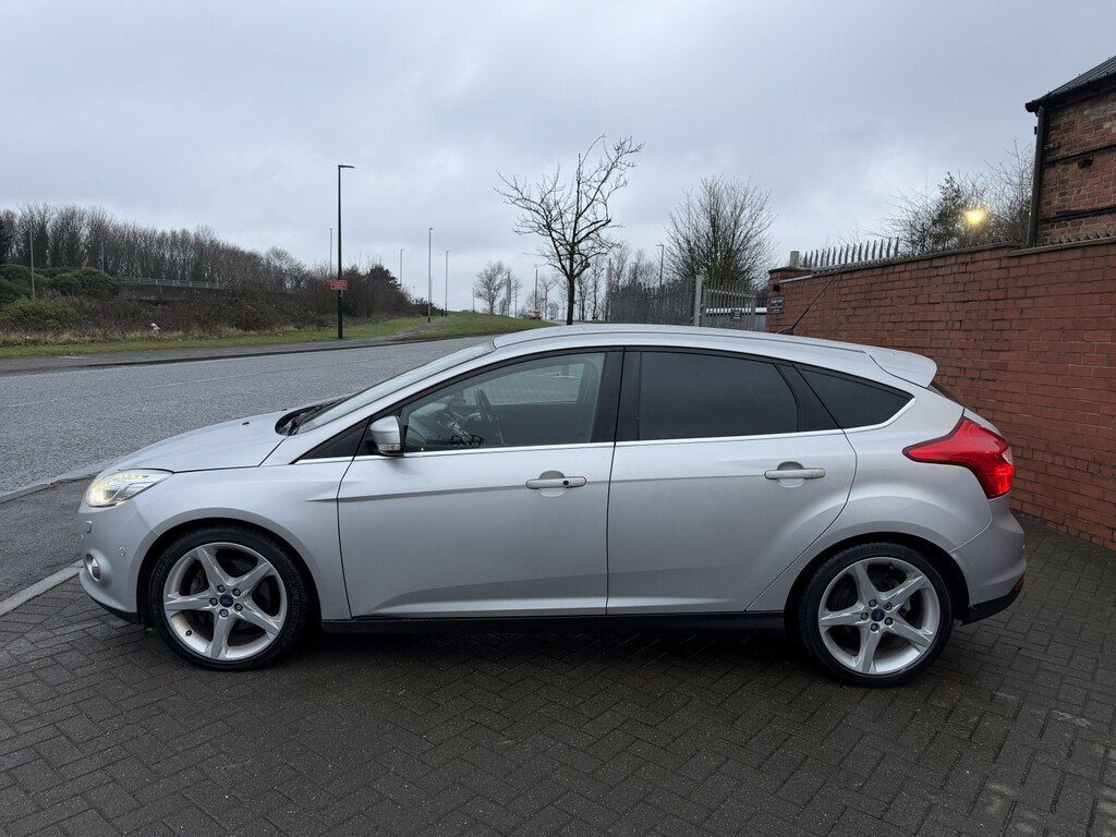 Ford Focus Hatchback Zetec 2011 Black #6