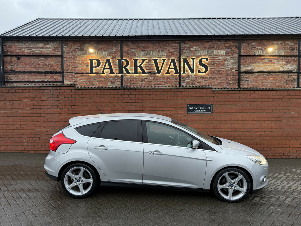 Ford Focus Hatchback Zetec 2011 Black #2