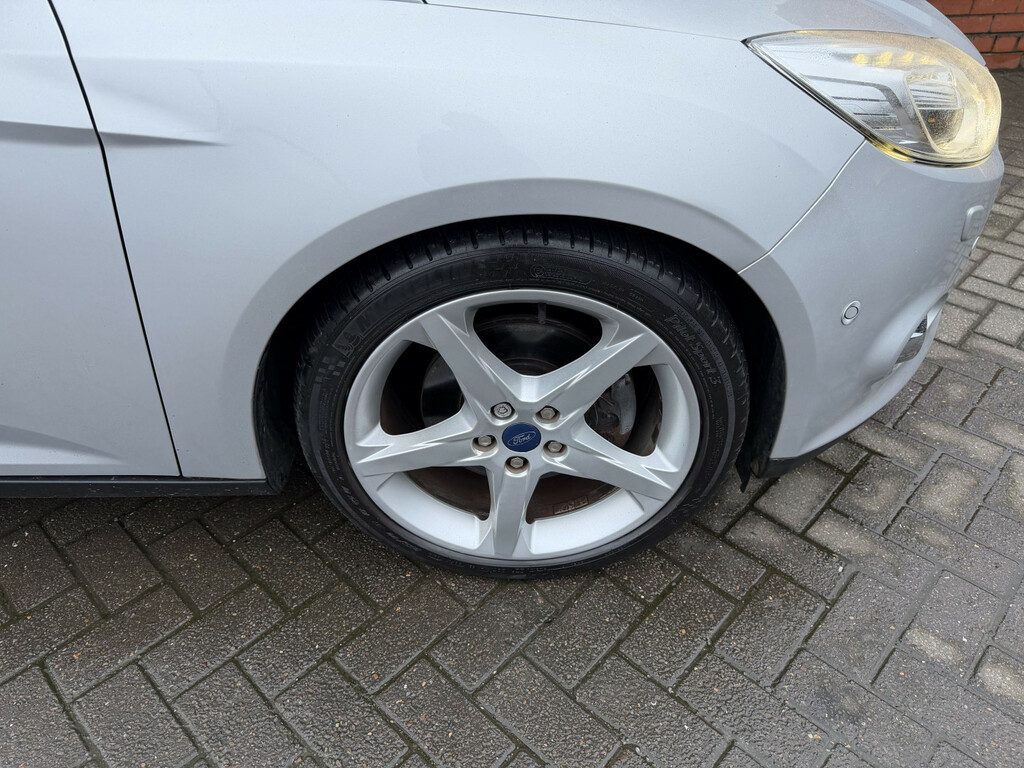 Ford Focus Hatchback Zetec 2011 Black #3