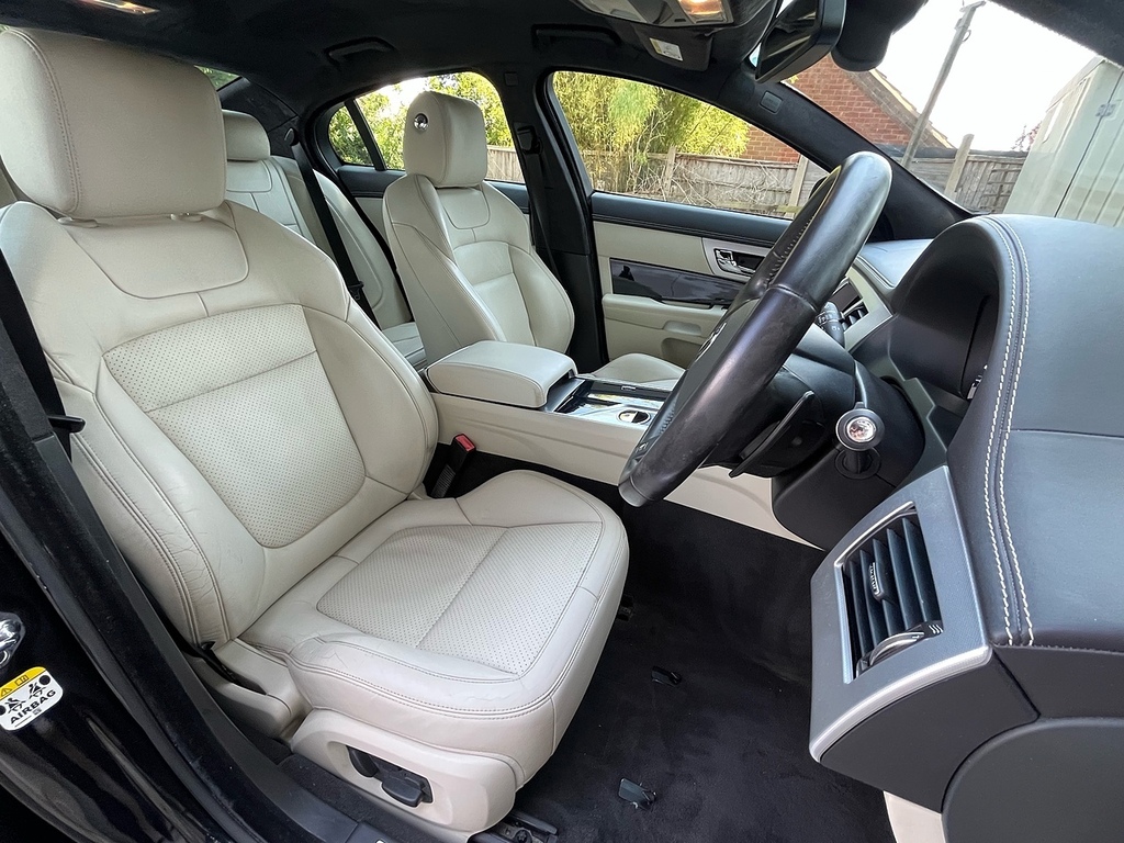 Jaguar XF Saloon GJ65ELV Black #5