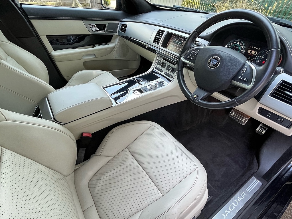 Jaguar XF Saloon GJ65ELV Black #2