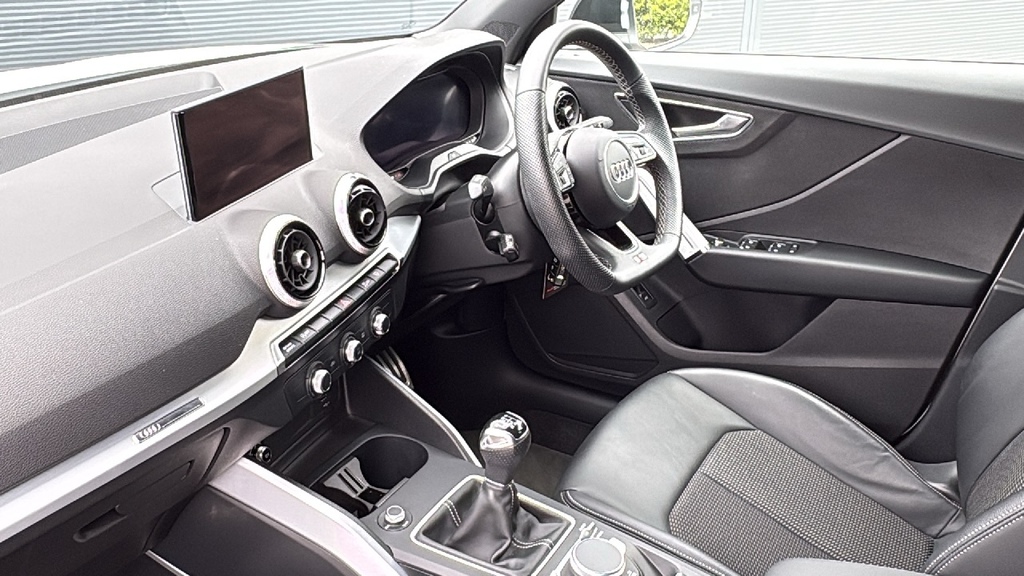 Audi Q2 35 Tfsi Black Edition 150 Ps White #2