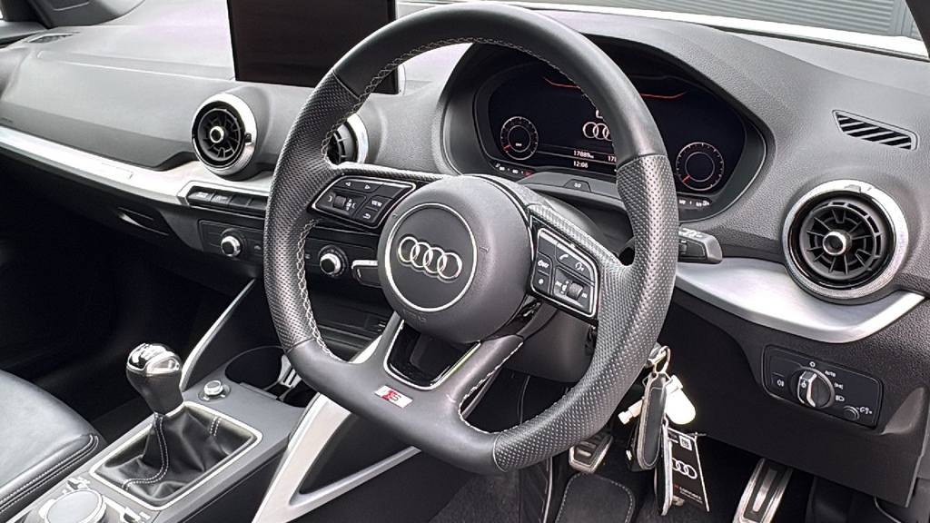Audi Q2 35 Tfsi Black Edition 150 Ps White #6