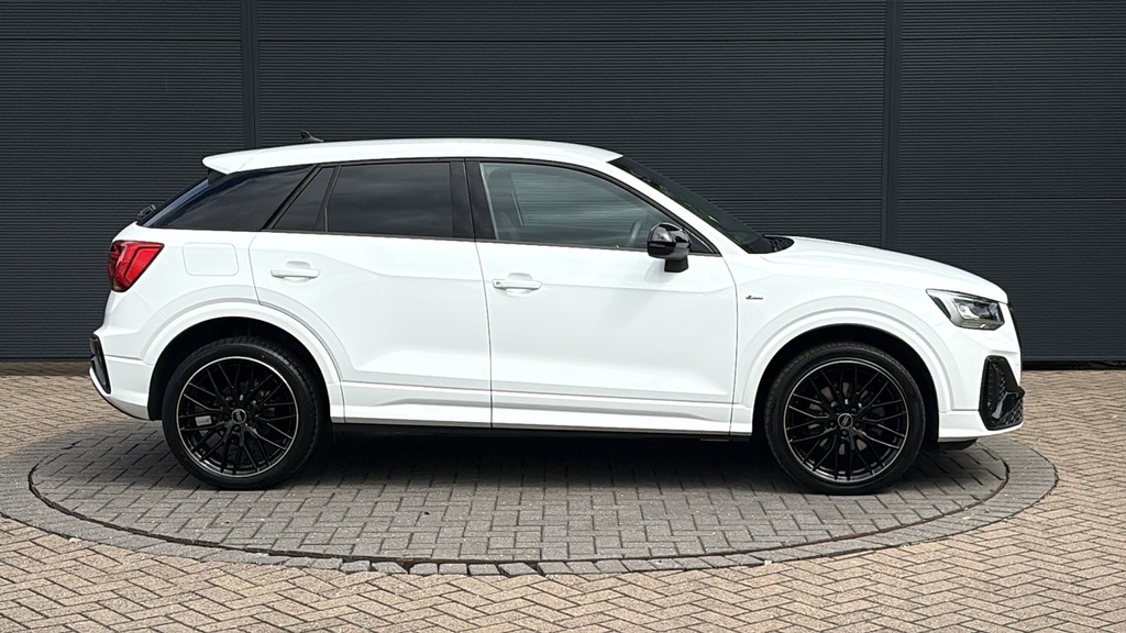 Audi Q2 35 Tfsi Black Edition 150 Ps White #4